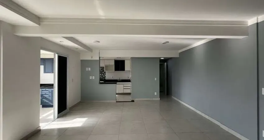 Espaçoso Apartamento com 2 dormitórios, sendo 1 suíte e 3 vagas de garagem