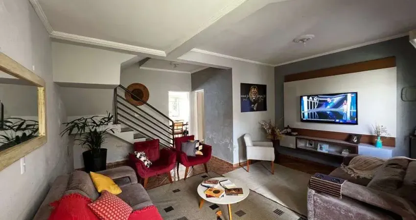 Sobrado com 3 Quartos, sendo 1 suíte e Piscina no Jardim Santa Marta