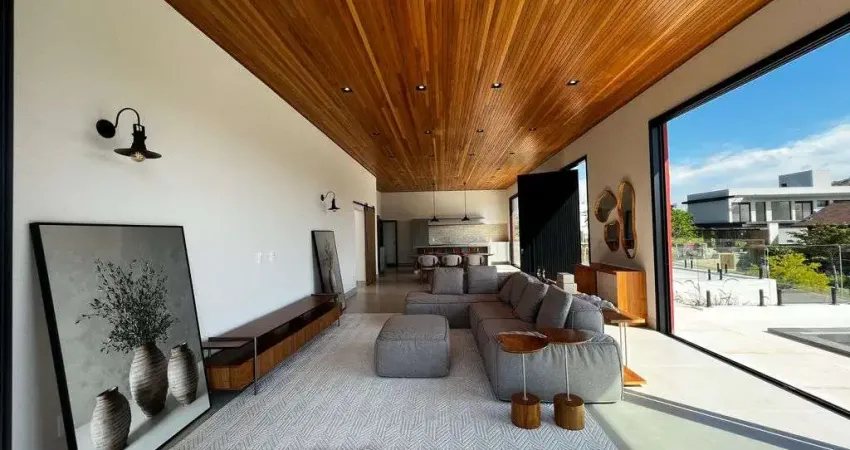 Casa de Alto Padrão com 4 Suítes e Piscina - Cond. Campos de Santo Antônio II