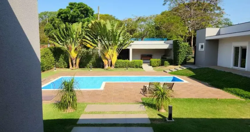 Casa de Alto Padrão, com 3 Suítes e Piscina no Condomínio Terras de Mont Serrat