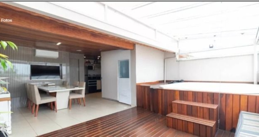 BELO SOBRADO EM CONDOMÍNIO COM UMA ESPAÇOSA ÁREA GOURMET.