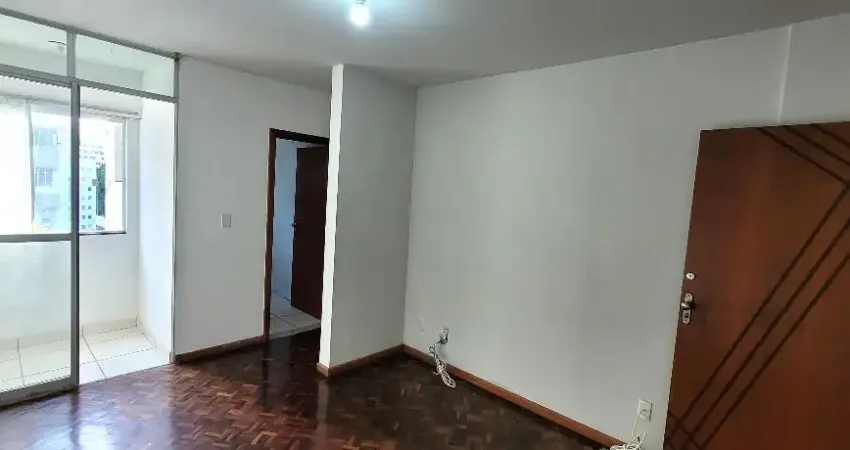 Apartamento Um Quarto e Sala, Varanda, Garagem, Condomínio com Portaria 24!