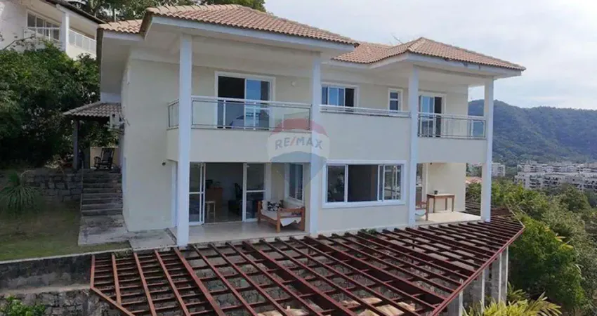 Casa com 257m2 e 4 suites a venda em Condomínio Fechado no Recreio dos Bandeirantes