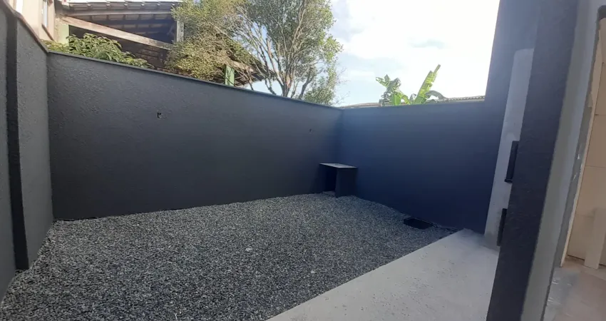 Excelente sobrado geminado á venda, com 3 dormitórios, ambos com sacada e 2 vagas de garagem, com 105m2 privativos e 111m2 de área total, com as seguintes características: ampla sala de estar e jantar