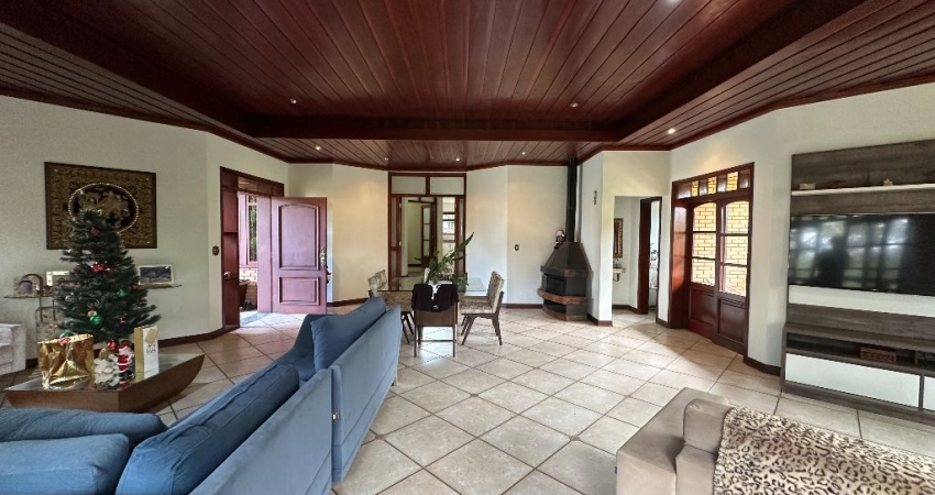 Linda casa com 4 suítes e piscina - Condomínio Quinta das Flores