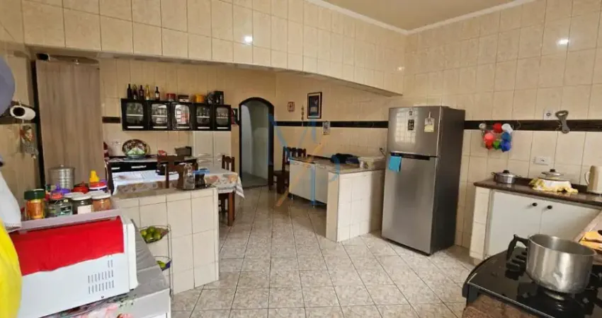 Lindo sobrado no Jardim Portugal - Aceita permuta casa terrea menor valor Ótima localização, comércios nas proximidades , fácil acesso a Av. Cidade Jardim e Av. Ouro Fino