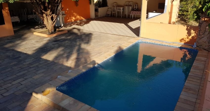 Linda chácara com piscina e 4 banheiros no  bairro Putim