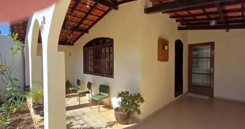 Oportunidade - Casa térrea em excelente localização no bairro Monte Castelo