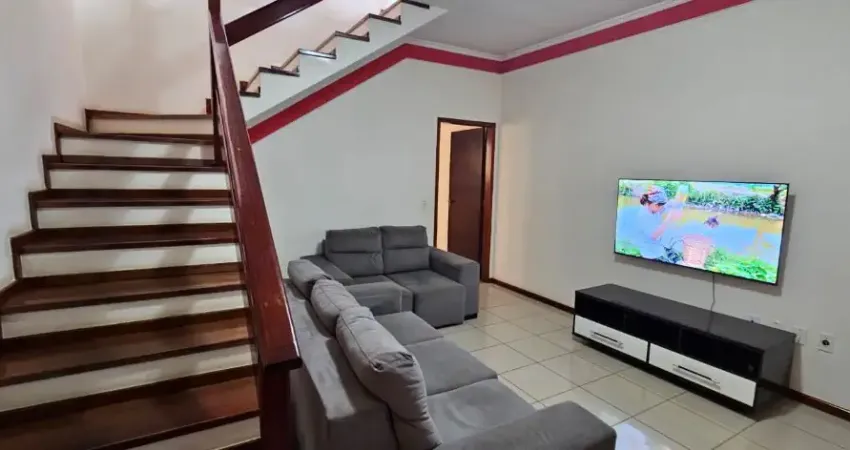 Linda casa com 2 suítes e churrasqueira em rua tranquila - Ótima localização, comércios nas proximidades