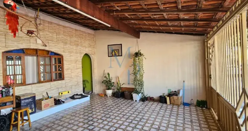 Linda casa com 2 dormitórios e churrasqueira - Ótima localização,  diversidade de comércios nas redondezas