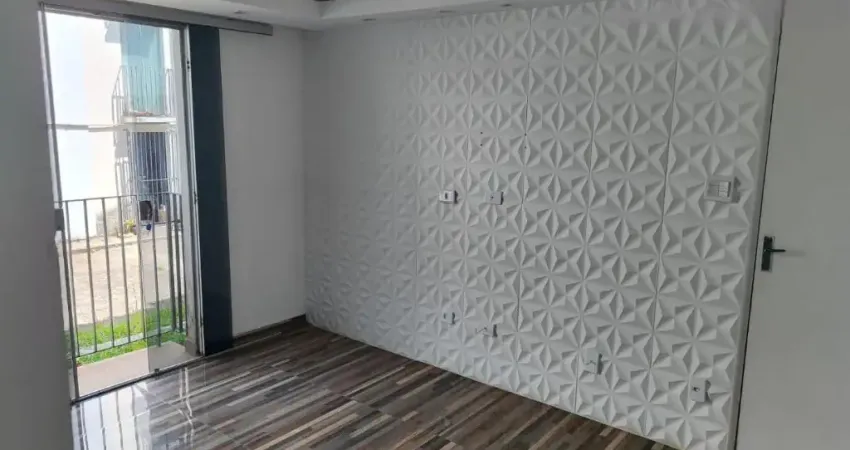 Lindo apartamento com 2 quartos e sala com sacada - Ótima localização, em um condomínio seguro e com muito lazer, contendo 3 piscinas e 4 churrasqueiras