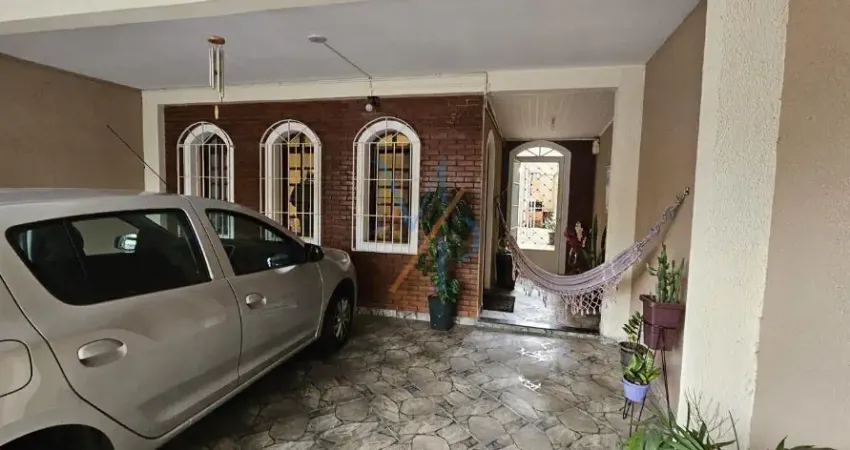 Linda casa com 3 quartos e churrasqueira - Ótima localização, próximo a Casa do Idoso e vários comércios