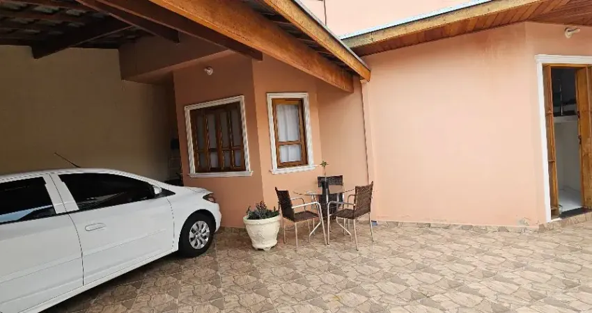 Excelente casa com planejados e aquecimento a gás - Ótima localização, com fácil acesso a Dutra e outras rodovias