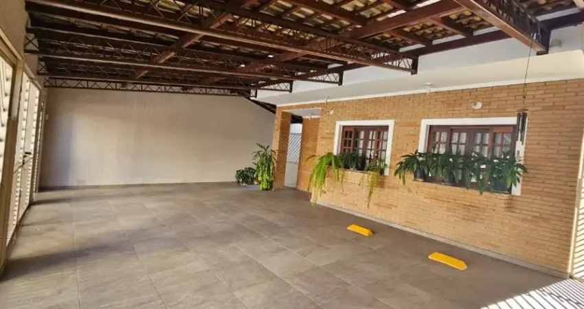 Linda casa com 5 quartos e edícula - Ótima localização, próximo ao Shopping Oriente e comércios variados