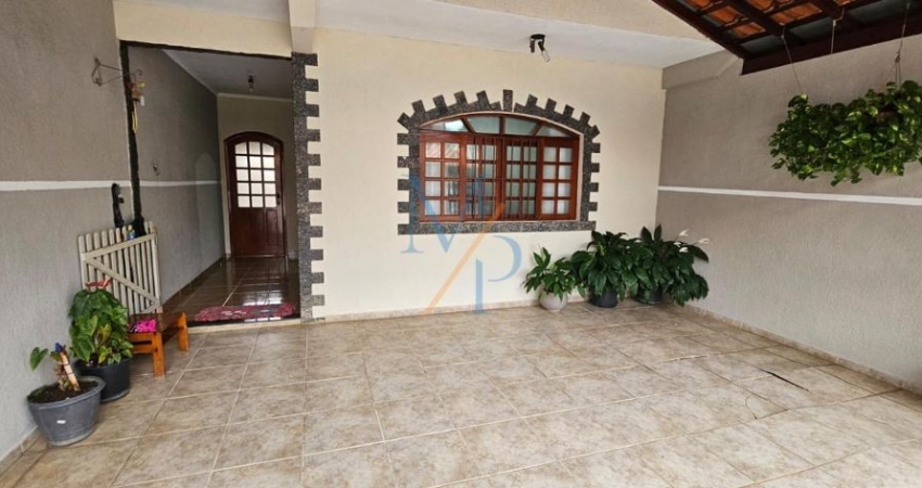Linda casa com suíte e área gourmet - Ótima localização com vários comércios na região