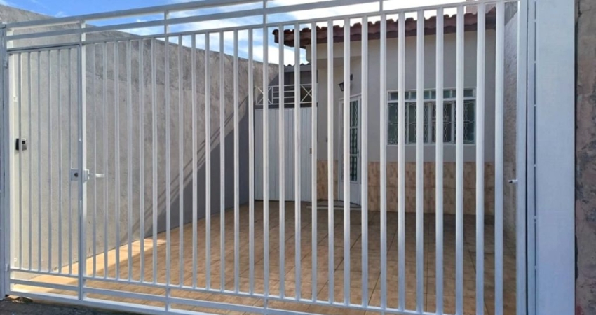 Linda casa com 3 quartos e 1 suíte - Ótima localização, com variedades de comércios na região e fácil acesso a Rodovia dos Tamoios