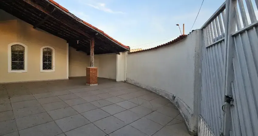 - 2 casas em terreno de esquina - Avenida Comercial –  Excelente para ponto comercial