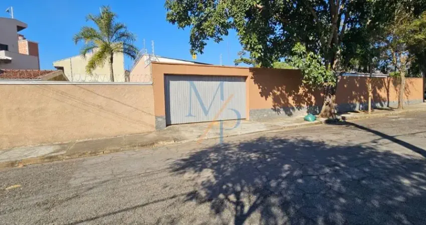 Linda casa com 5 quartos e edícula - Ótima localização, com fácil acesso a Dutra e a 8 minutos do Centro