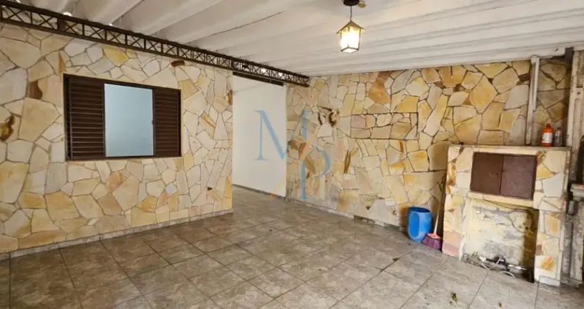 Linda casa com 3 quartos e portão automático - Ótima localização, ficando próxima do Sesi e supermercados