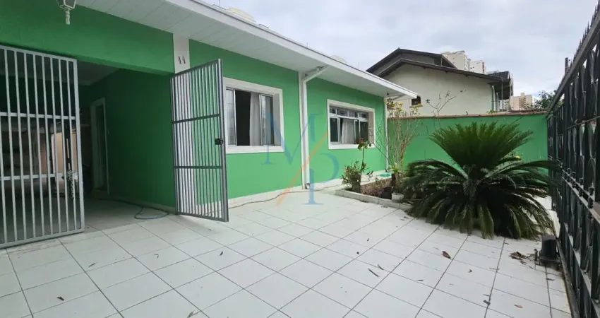 Casa com 3 dormitórios, suíte e área gourmet em terreno de 550m²