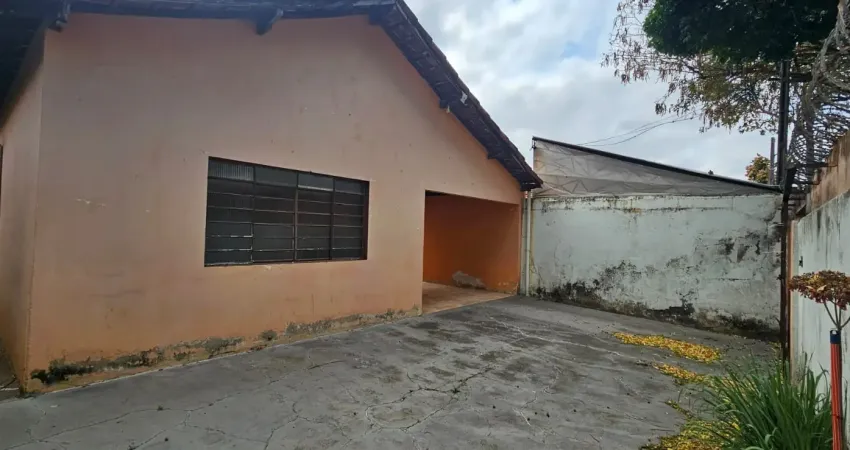 Linda casa com quintal e 3 quartos - ótima localização,  6 minutos do shopping oriente e próximo ao assaí