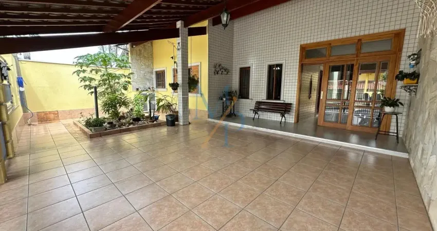 Linda casa com área gourmet e edícula - ótima localização, com escolas e lojas na região