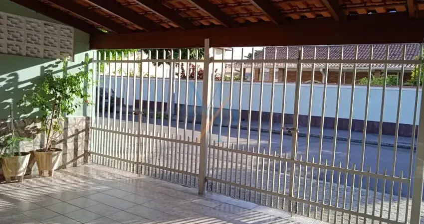 Linda casa com quintal e churrasqueira - ótima localização, perto das principais vias da cidade