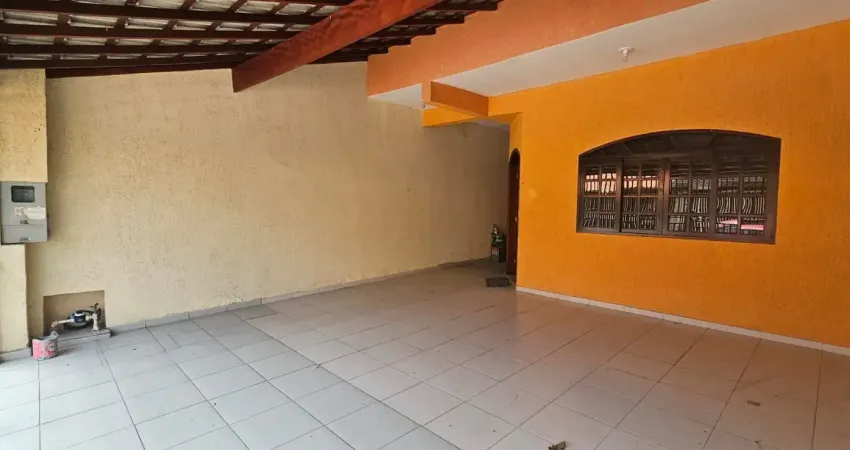 Linda casa com quintal e 3 quartos - ótima localização, ficando a 9 minutos do sesi e shopping oriente