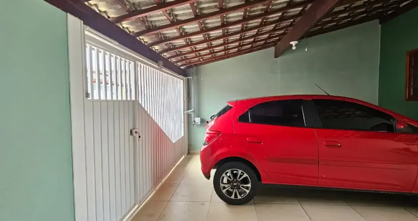 Linda casa com quintal e cozinha planejada - ótima localização, ficando perto de poliesportivo e comércios