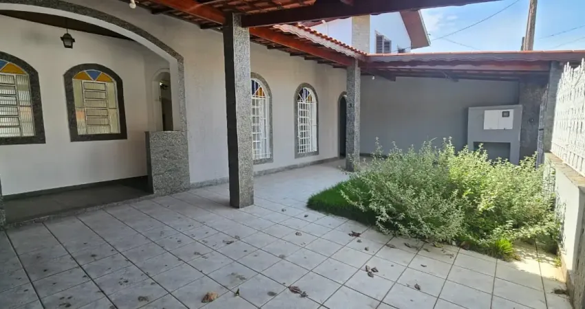 Linda casa com suíte e churrasqueira - ótima localização, próximo a paróquia coração de jesus e restaurantes