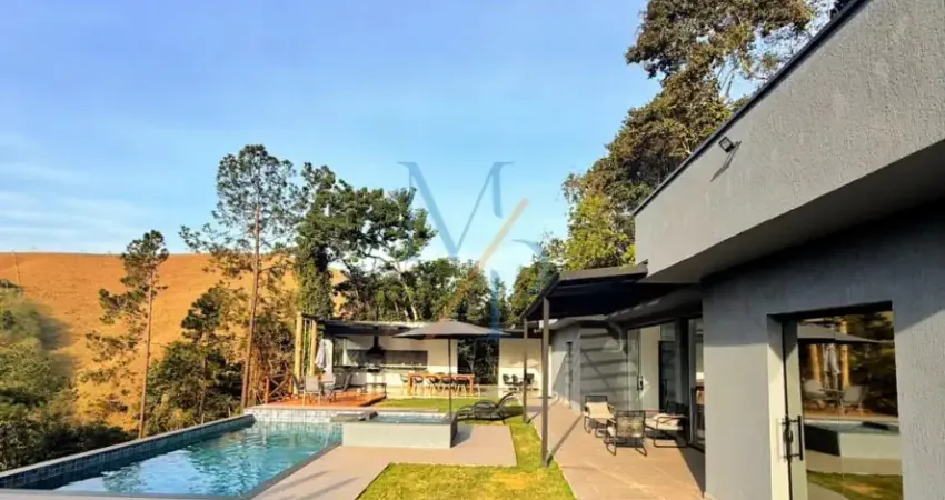 Linda casa com piscina e quadra - ficando a 10 minutos de guararema