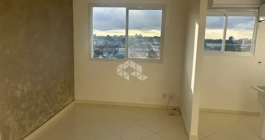 Apartamento com 43 metros, desocupado, 2 dormitorios, sala, cozinha e uma vaga de garagem.