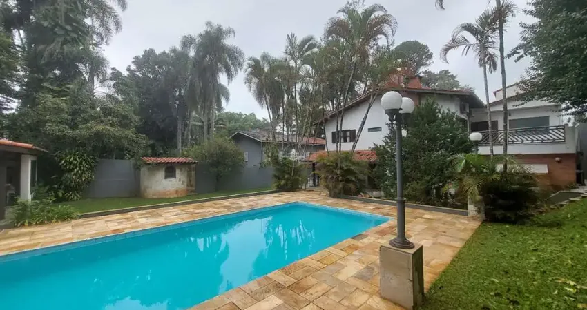 Belissima casa na granja viana com 4 dormitorios sendo 2 suites, picina e 6 vagas de garagem.