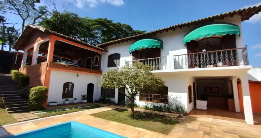 Casa maravilhosa, em dois lotes e meio, com piscina e abaixo do valor de mercado.
