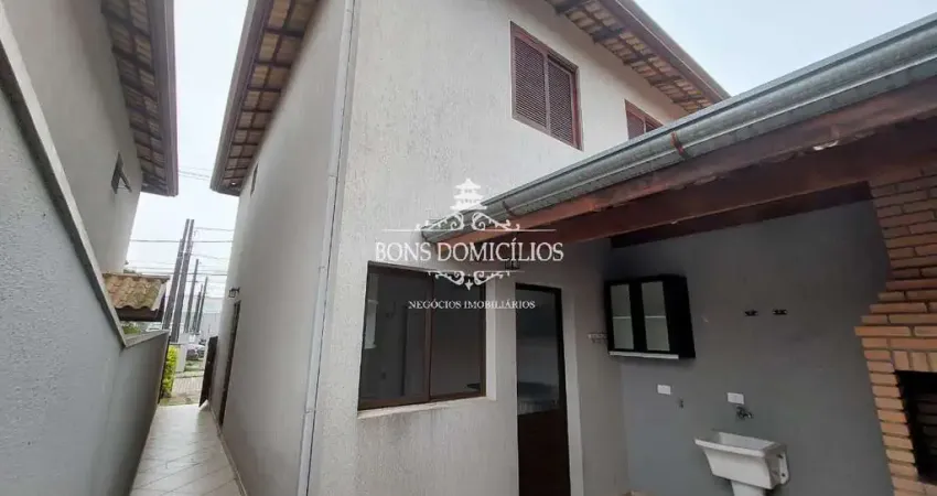 Casa com 2 dormitórios em condomínio com piscina na região da Granja Viana