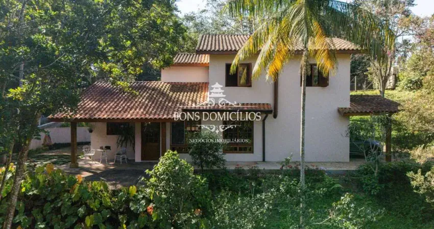 Charme rústico e natureza exuberante! 2.870m2 de terreno, 3 quartos/suite, 2 salas, 4 banh. garagem 6 autos