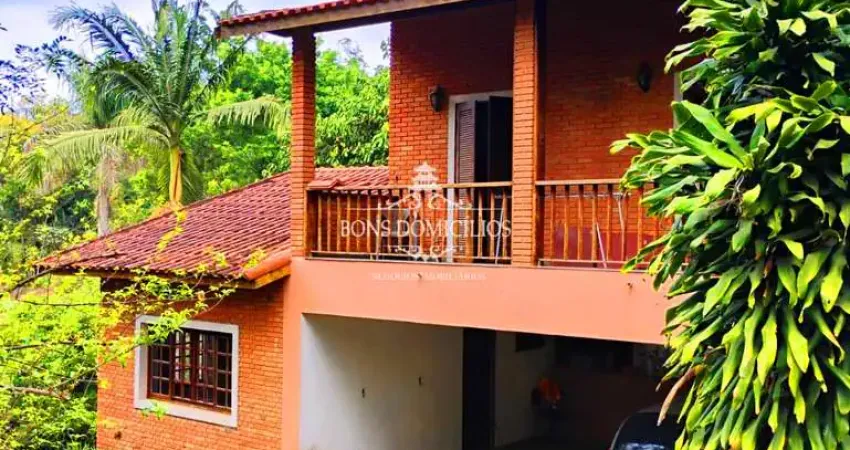 Chácara na divisa de embu com granja viana - 03 quartos, 01 suíte, 3 salas, 04 banheiros, 04 vagas de garagem, 225m² de área.