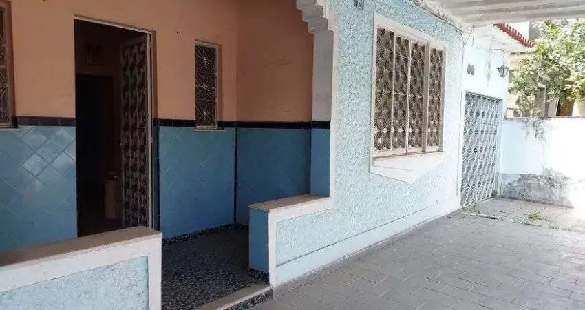Excelente Casa de 3 Quartos com Quintal, Garagem e Quarto Extra nos Fundos