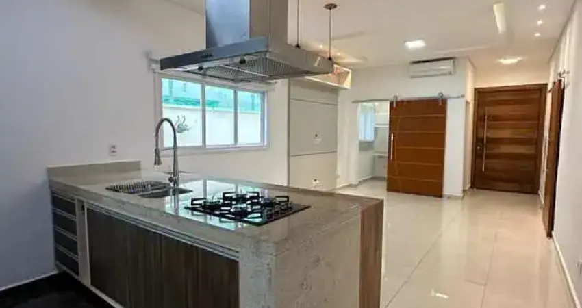 Casa com piscina e varanda gourmet disponível para locação em condomínio.