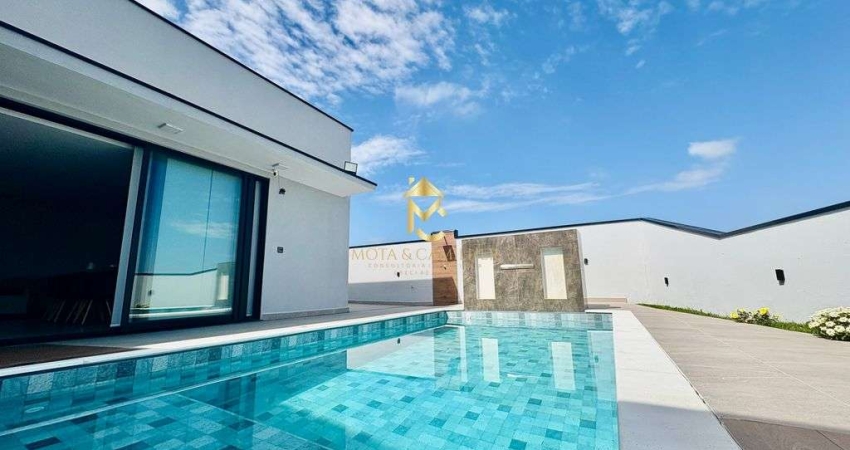 Casa com piscina e varanda Gourmet à venda em condomínio fechado.
