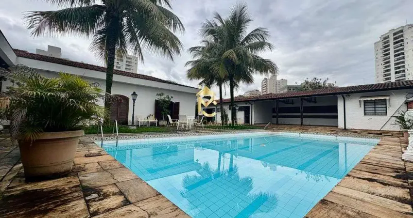 Residência em via pública disponível para venda e locação.