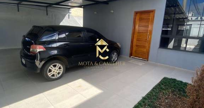 Casa térrea em via pública à venda com ótima localização.