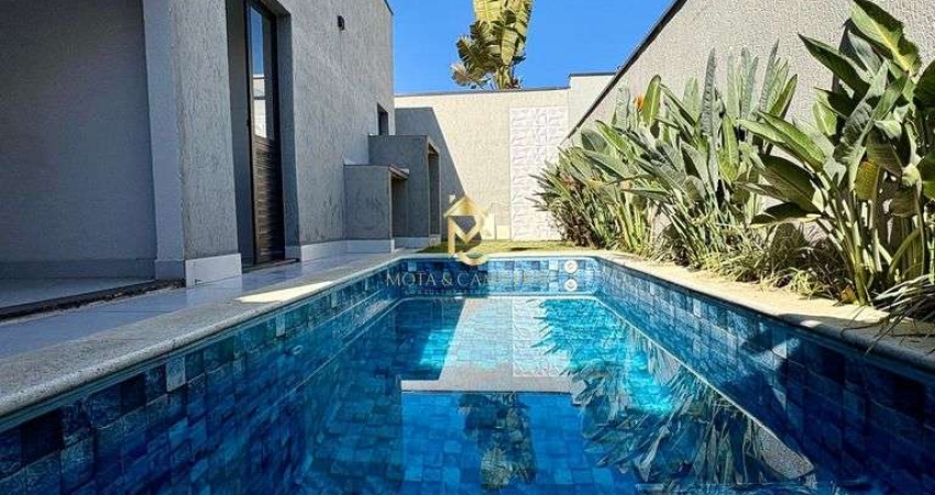 Casa térrea com piscina disponível para venda ou locação em Condomínio.