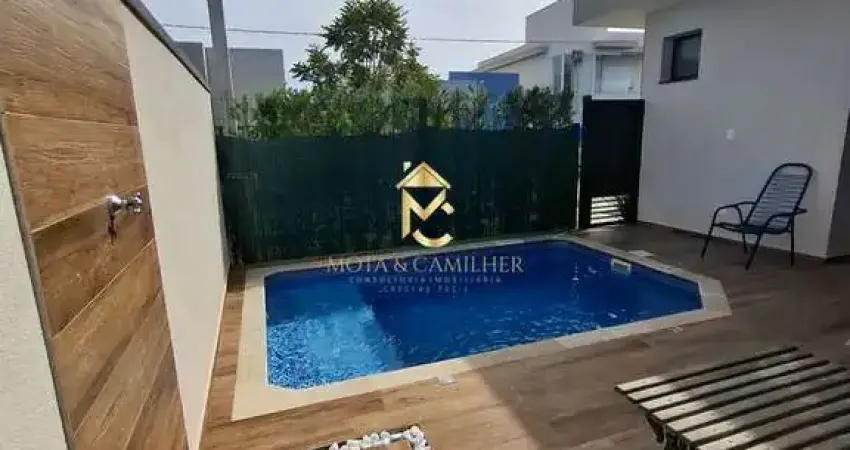 Casa com piscina disponível para alugar em condomínio .