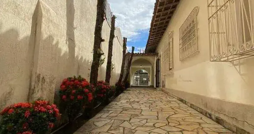 Casa com 3 quartos para alugar na Rua Anízio Ortiz Monteiro, Centro, Taubaté