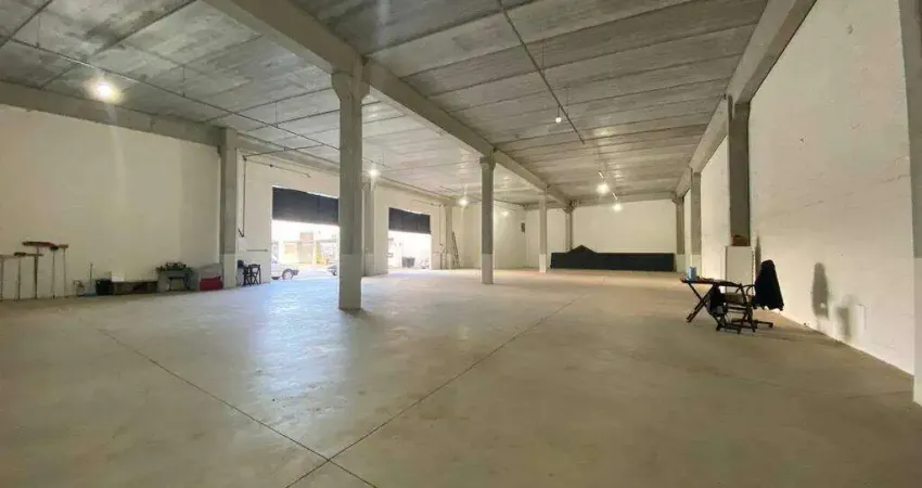 Galpão amplo com estacionamento próprio para locação em taubaté.