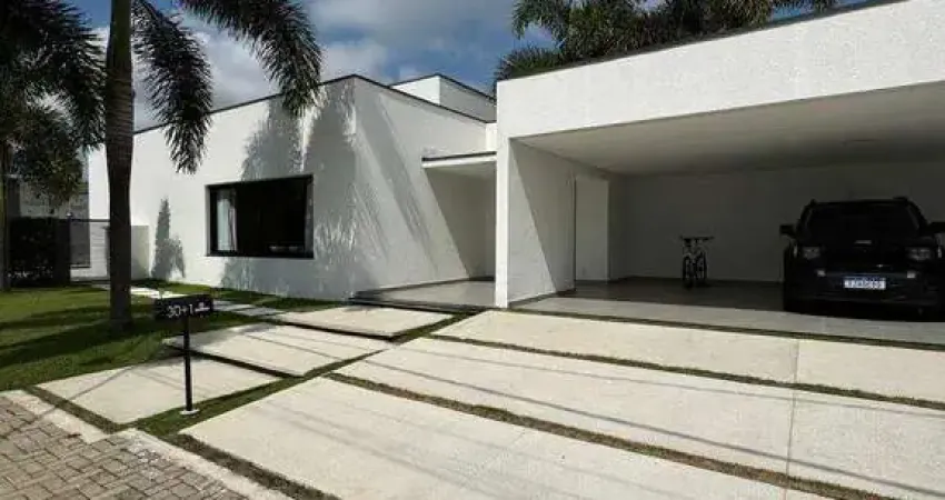 Casa com piscina e área gourmet à venda em condomínio de alto padrão.