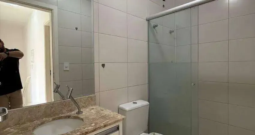 Sobrado com móveis planejados em condomínio fechado com ótima localização.