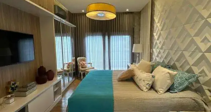 Casa com piscina e varanda gourmet à venda em condomínio de alto padrão.