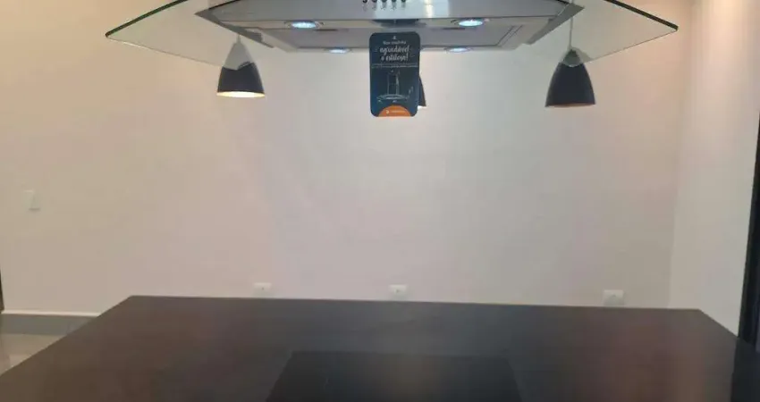 Casa térrea com piscina e varanda gourmet em condomínio fechado